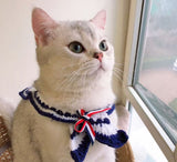 猫が着用した手編みセーラー襟ニットケープ ネイビー×ホワイト